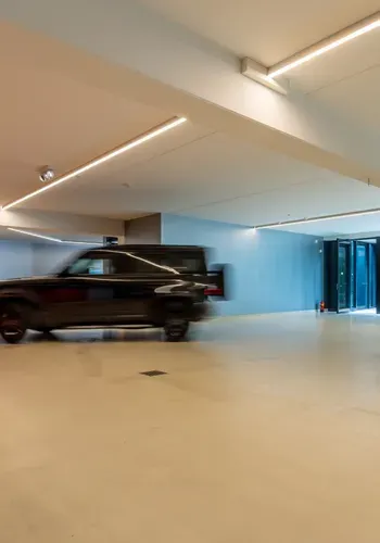 auto in garage