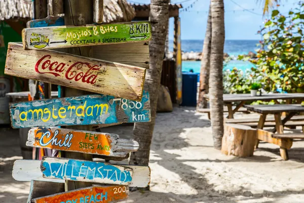 foto van navigatie bordjes op curacao