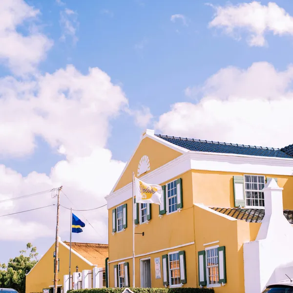 foto van een groot geel huis op curacao