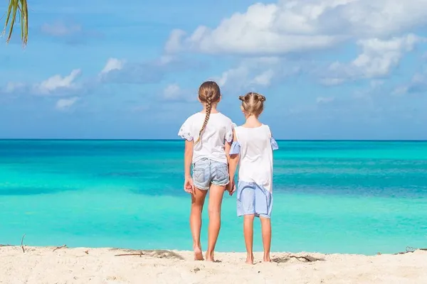Een strand op curacao met 2 kinderen