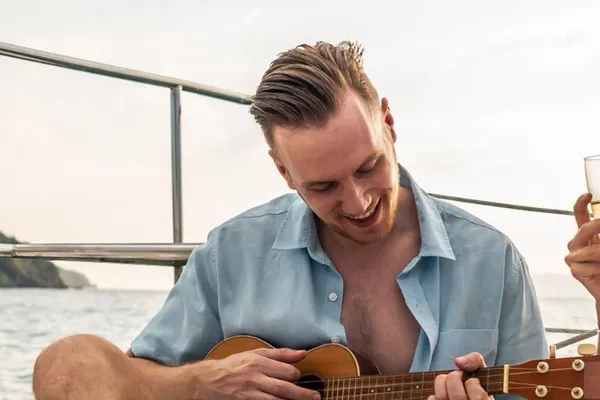 2 mensen op een boot met een gitaar