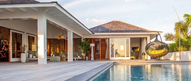 een villa met een zwembad op curacao