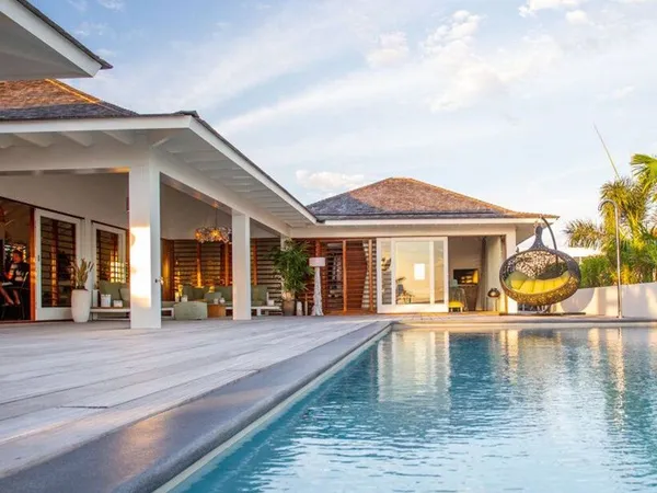een villa met een zwembad op curacao