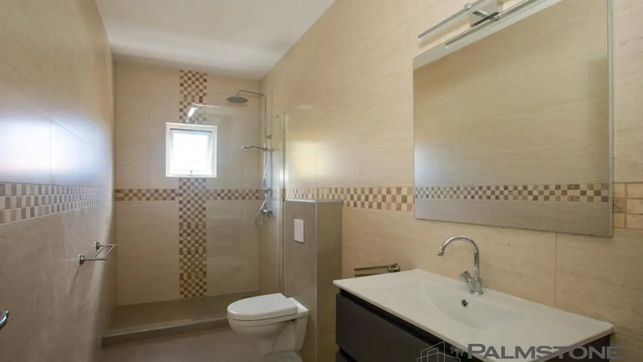 listing-e3e26dd6-6c22-4c0a-8939-7a8a83f677a8-212221673.jpg