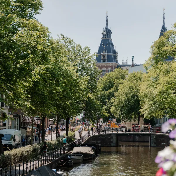 Gracht in Amsterdam met bomen en bloemenbrug