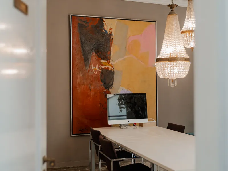 Stijlvolle vergaderruimte met kunst en designverlichting