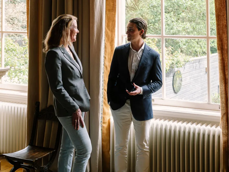 Raymonde de Blaey en Nick Moser in statig interieur