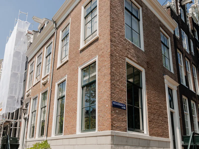 Hoekpand in Amsterdam met bakstenen gevel