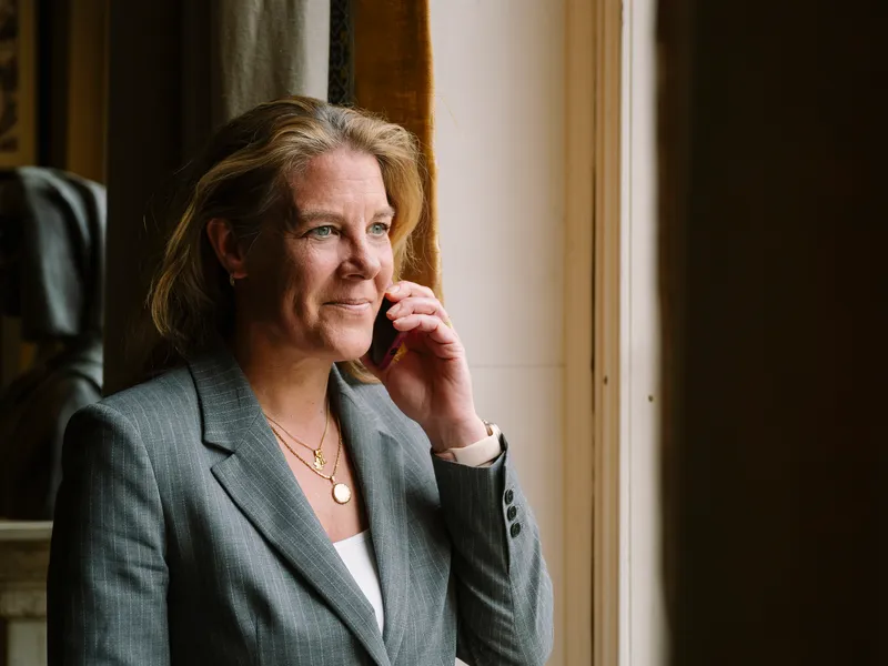 Portret van Raymonde de Blaey bij het raam