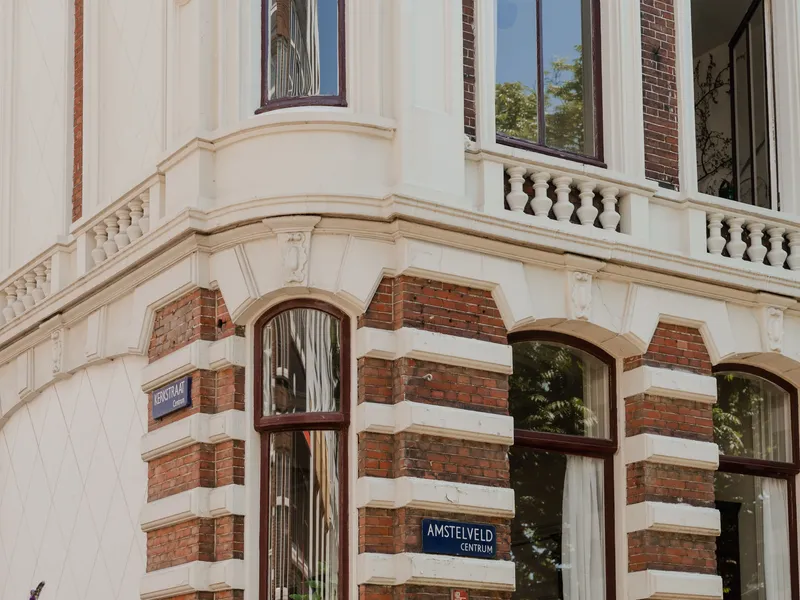 Historisch pand met bloeiende planten bij de gevel