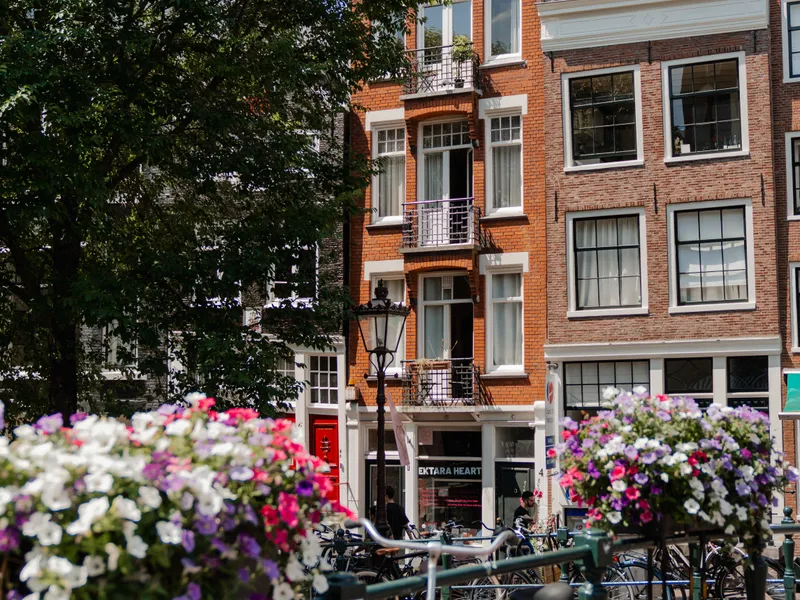 Kanaal met historische grachtenpanden en fietsen in Amsterdam