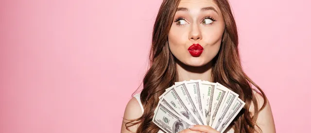 Vrouw met rood gestifte lippen houdt dollarbiljetten vast, symbool voor financiële compliance bij vastgoedtransacties met een makelaar op Curaçao
