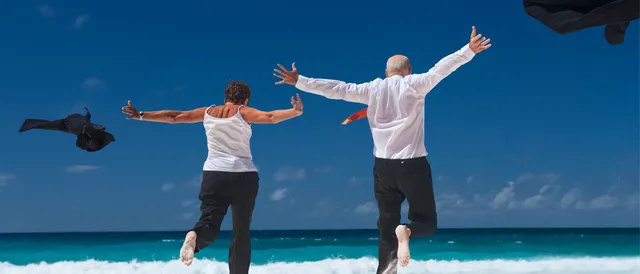 twee blije mensen die vroeg met pensioen kunnen dankzij het pensioen op curacao en de beste makelaar van curacao