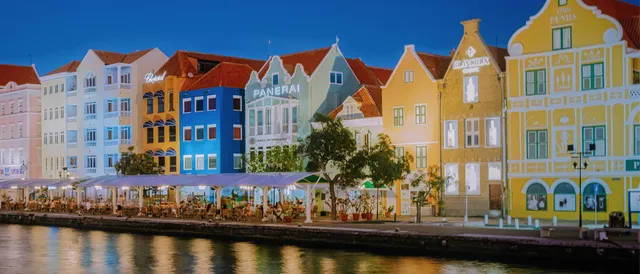 handelskade curacao met kleurige huizen om aan te geven welke informatie je krijgt over het aankopen van een huis op Curacao in een bv, prive of spf