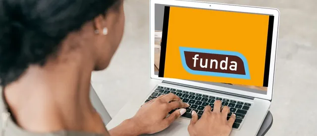vrouw achter laptop met funda curacao op het scherm van de makelaar