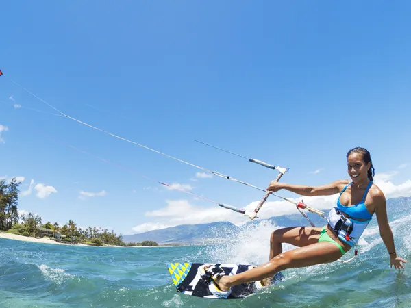 een vrouw die aan het kirsurfen is op de curacao