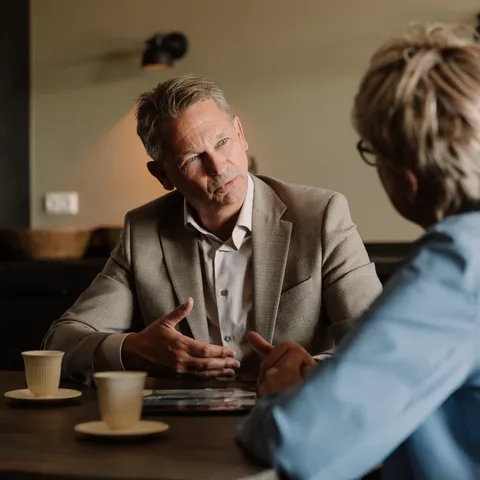 Marco aan tafel bij senior