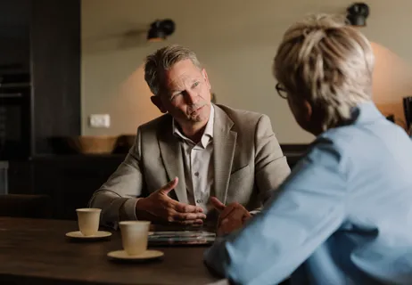 Marco aan tafel bij senior