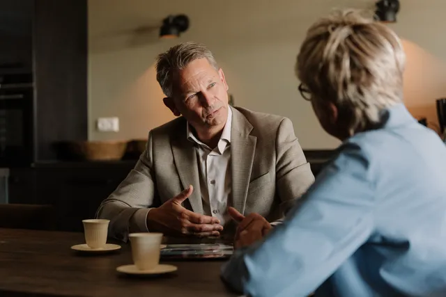 Marco aan tafel bij senior