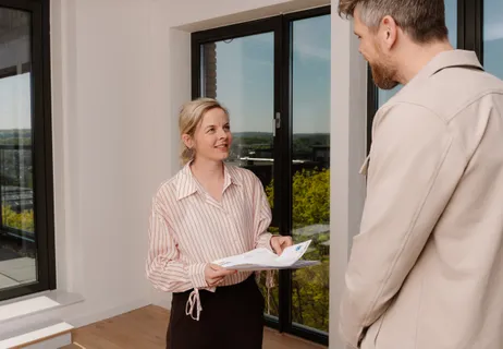 Makelaar bij de leegstaande huurwoning