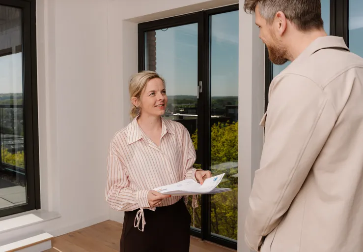 Makelaar bij de leegstaande huurwoning
