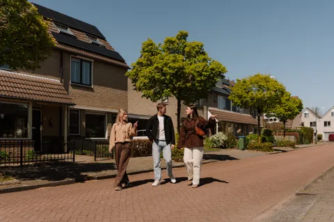 Rondje door de wijk met de makelaar