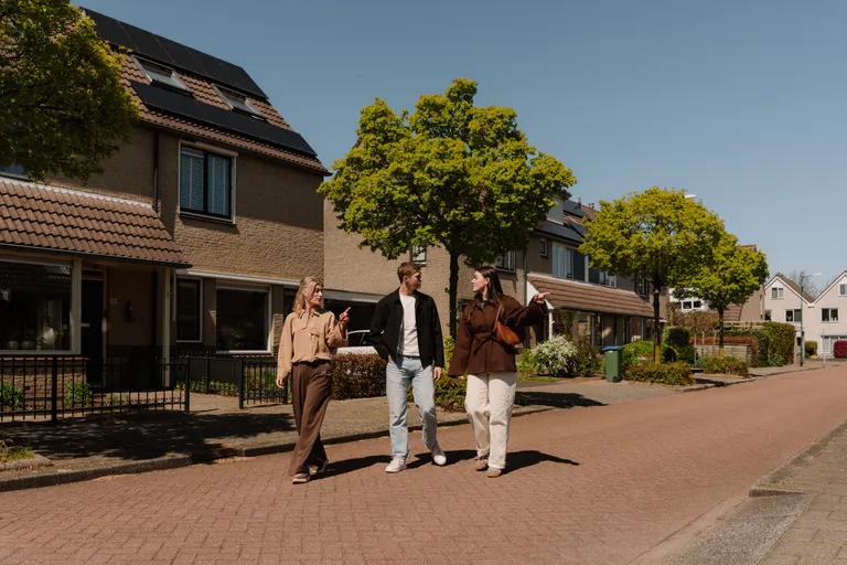 Rondje door de wijk met de makelaar