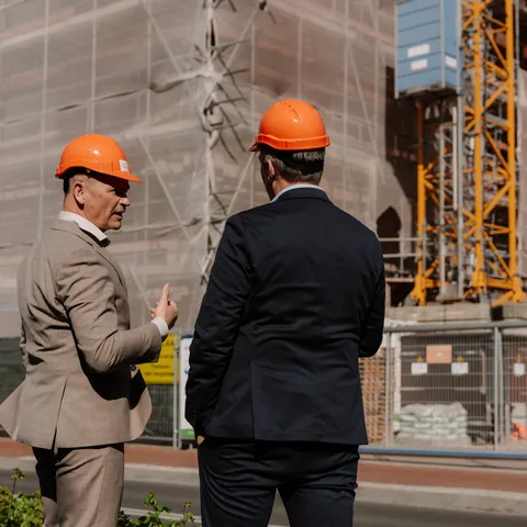 Makelaar en project ontwikkelaar in gesprek