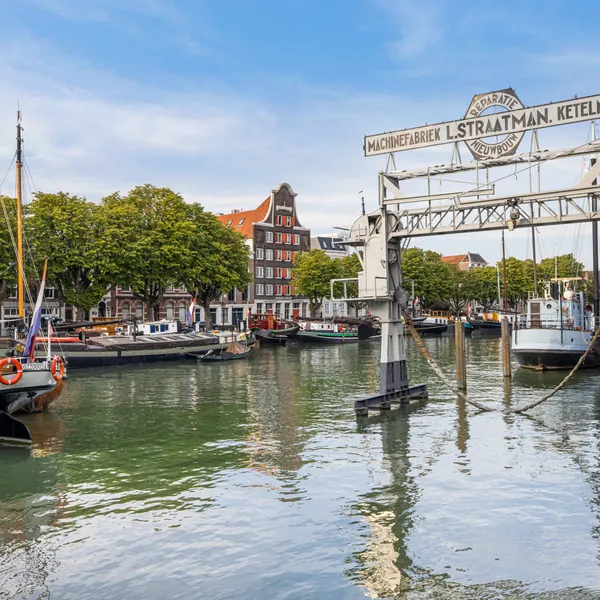 Historische binnenstad van Dordrecht aan het water