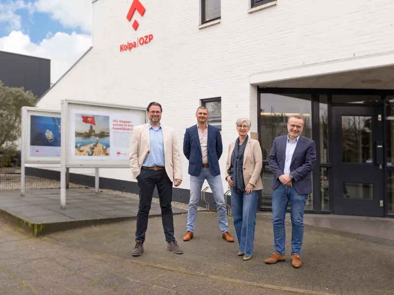 Team van Kolpa OZP Makelaars & Taxateurs voor het kantoor in Dordrecht