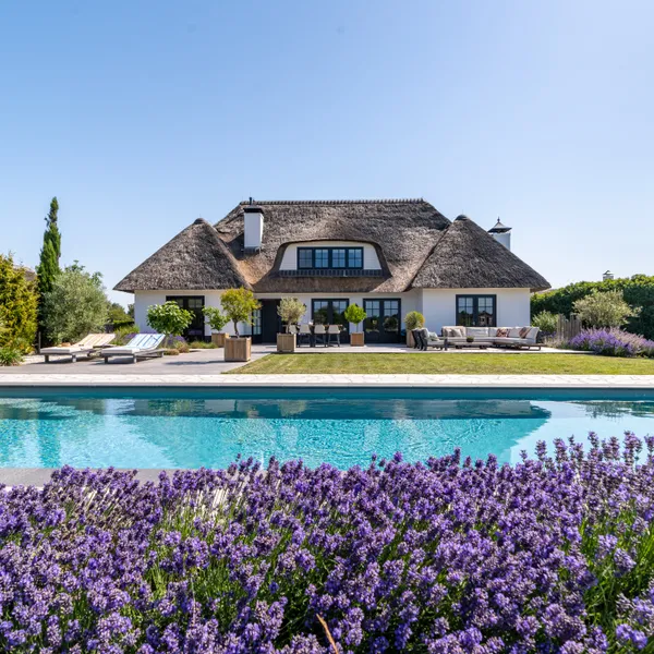 Villa aan het zwembad met lavendel