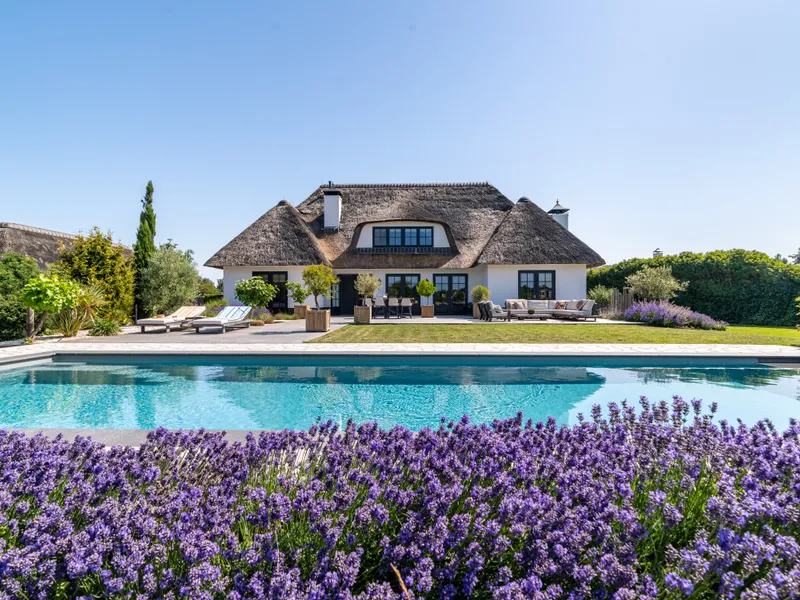 Villa aan het zwembad met lavendel