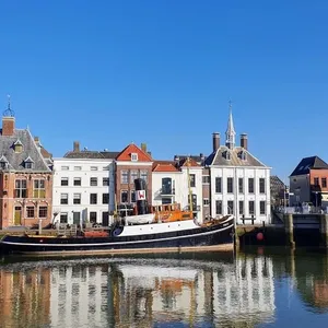 Woningen aan de kade van Maassluis