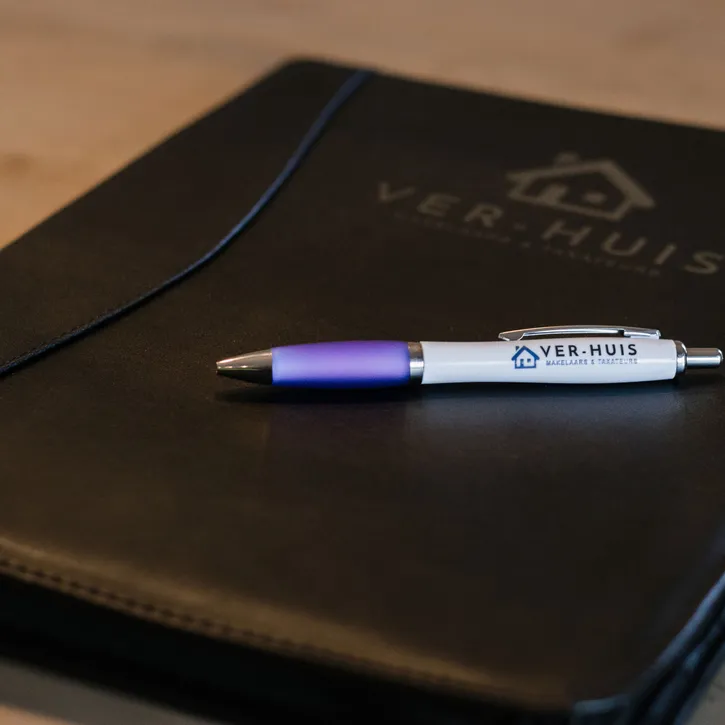 Ver-Huis Makelaars map met pen