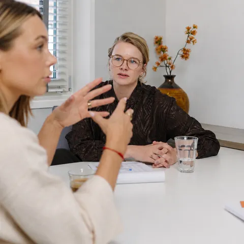 Gescheiden mevrouw aan tafel bij een hypotheekadviseur