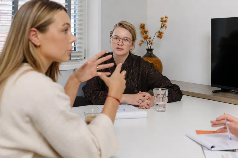 Gescheiden mevrouw aan tafel bij een hypotheekadviseur