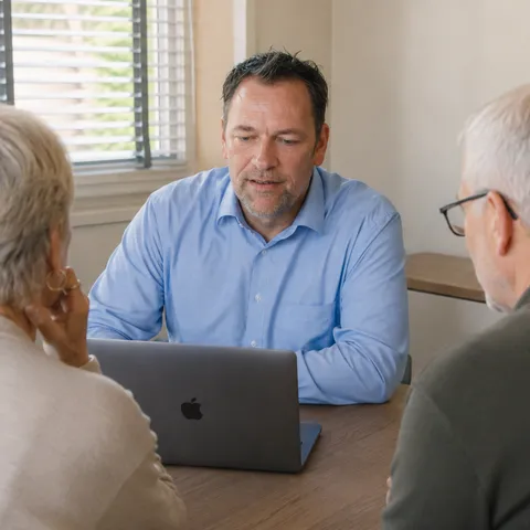 Senioren aan tafel bij hypotheekadviseur van Het Groene Huis