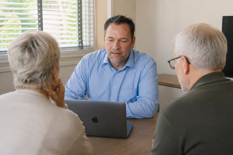 Senioren aan tafel bij hypotheekadviseur van Het Groene Huis