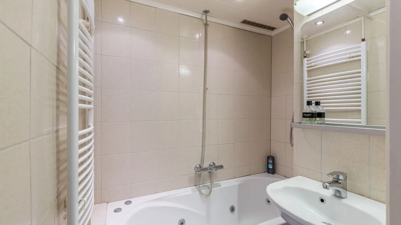 listing-30cfb9a2-6a51-4da1-b68b-417c797a3b11-original.jpg