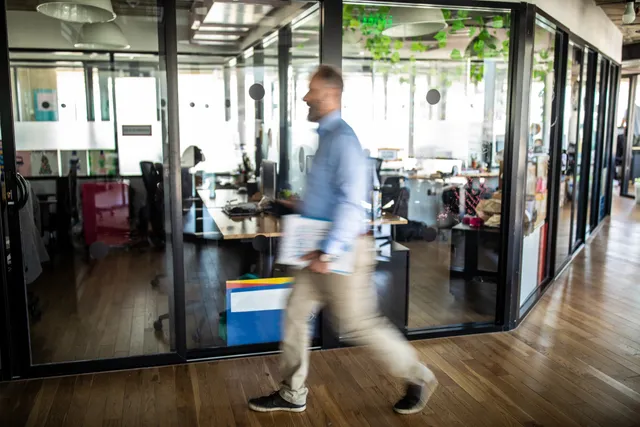 Lopen door kantoorruimte 