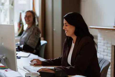Medewerker aan het werk op kantoor