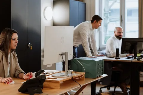 Verhuren — medewerker aan telefoon