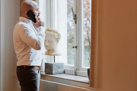 Beleggen — man aan telefoon
