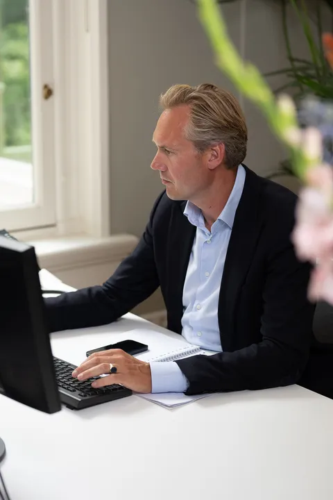 Diederik achter de computer