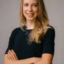 Portret van Laura Derksen, Taxateur bij Grondt Makelaars