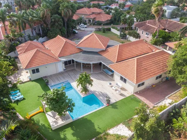 een huis op giroutte curacao makelaar van curacao