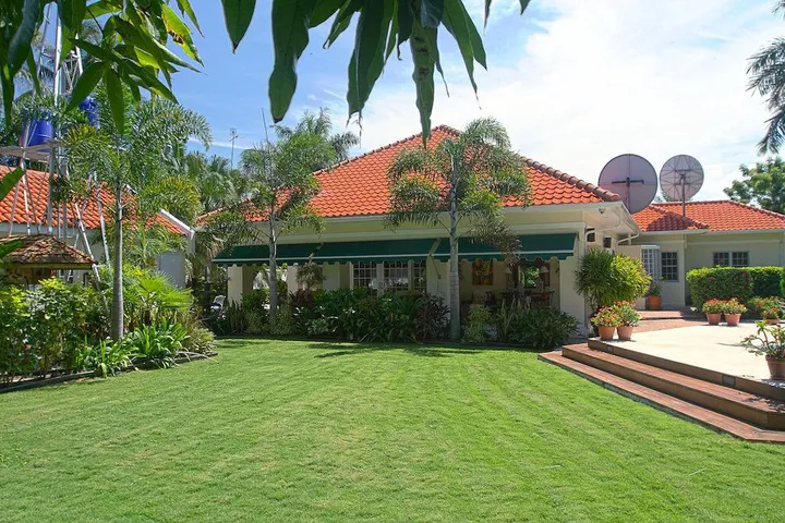 Photo 2 of Blauwduifweg 14