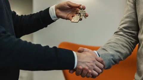 Handdruk en overdracht van de sleutels bij een nieuwe woning