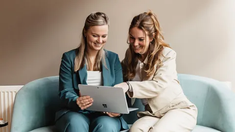 Twee medewerkers bekijken samen iets op een tablet